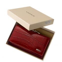 Divatos női bőr pénztárca elegáns megjelenésű lakozott felületű valódi bőrből , Nicole márkás fémlogóval fedelén