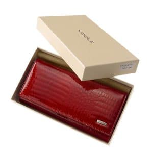 Igazán divatos valódi bőr női pénztárca piros színben , Nicole márkás fémlogóval fedelén