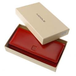 Nagyméretű valódi bőr női pénztárca, fedele divatos Nicole logóval van díszítve, ez az exkluzív pénztárca letisztult formákkal rendelkezik.