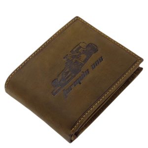 Versenyautó mintás egyedi fedéllel készített férfi autós bőr pénztárca a GreenDeed márkától, barna színű külsővel, igazi bőrből.
