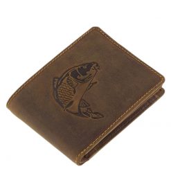 Horgász bőr pénztárca, mely minőségi marha bőrből készült barna színben. Fedelén egy aprólékos kidolgozott ponty képével.
