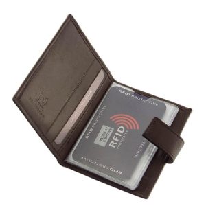 Kellemes tapintású puha bőr alkalmazásával gyártott férfi kártyatartó a LA SCALA márkacsaládtól klasszikus színekben, RFID védelemmel.