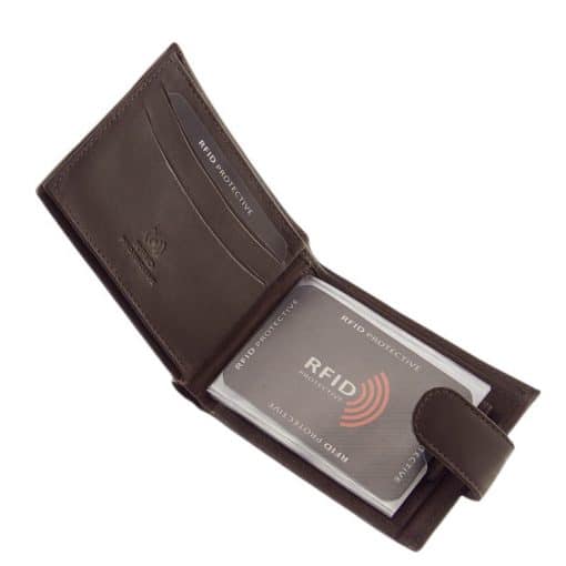 RFID védelemmel ellátott praktikus belső elrendezéssel rendelkező kisméretű férfi bőr pénztárca. Fedelét LA SCALA márkajelzés díszíti.