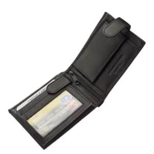 Chioco márkájú valódi bőr felhasználásával készült, klasszikus fazonú férfi pénztárca fekete színben, amelynek külseje szolidan elegáns.