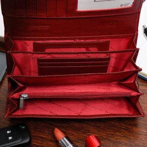 Az aktuális divat kedvelőinek ajánljuk ezt a piros színű, divatos ALESSANDRO PAOLI márkájú, nagy méretű lakk bőr női pénztárca modellt