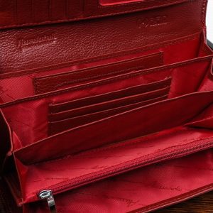 Az aktuális divat kedvelőinek ajánljuk ezt a piros színű, divatos ALESSANDRO PAOLI márkájú, nagy méretű lakk bőr női pénztárca modellt