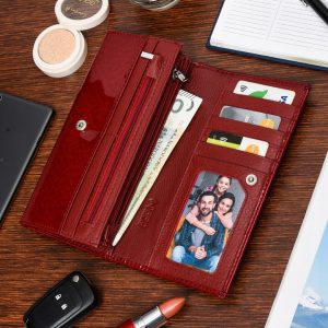 Az aktuális divat kedvelőinek ajánljuk ezt a piros színű, divatos ALESSANDRO PAOLI márkájú, nagy méretű lakk bőr női pénztárca modellt