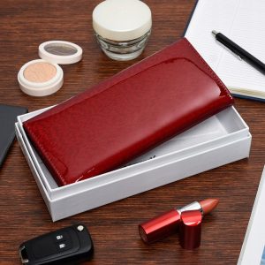 Az aktuális divat kedvelőinek ajánljuk ezt a piros színű, divatos ALESSANDRO PAOLI márkájú, nagy méretű lakk bőr női pénztárca modellt