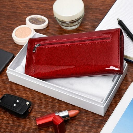 Különlegesen elegáns, piros színű lakk bőr felülettel rendelkező, nagy méretű, sokoldalú női pénztárca. RFID védelemmel is ellátva.
