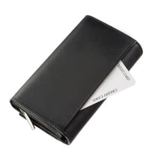 Chioco márkás valódi bőr felhasználásával gyártott nagy méretű és egyben divatos női pénztárca. A pénztárca fekete és piros színben kapható.