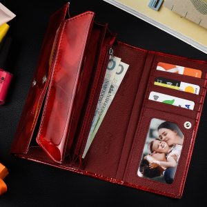 Az aktuális divatot követő nagy méretű lakk bőr női pénztárca, mely fényes piros színben kapható a divatos ALESSANDRO PAOLI márkától.