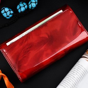 Az aktuális divatot követő nagy méretű lakk bőr női pénztárca, mely fényes piros színben kapható a divatos ALESSANDRO PAOLI márkától.