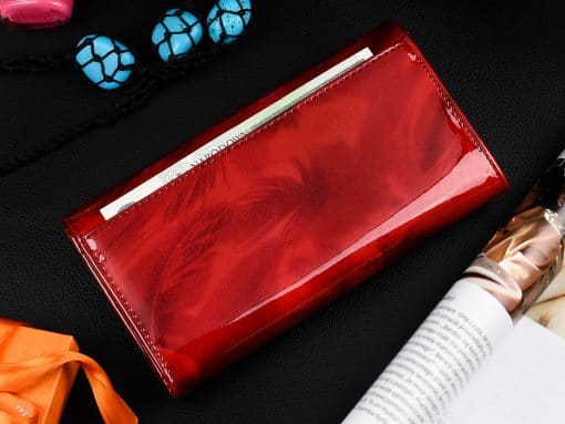 Az aktuális divatot követő nagy méretű lakk bőr női pénztárca, mely fényes piros színben kapható a divatos ALESSANDRO PAOLI márkától.