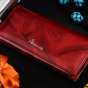 Nagy méretű lakk bőr női pénztárca, mely igazi nőies modell, divatos piros színű kivitelben, elegáns belső keretes kialakítással készült.