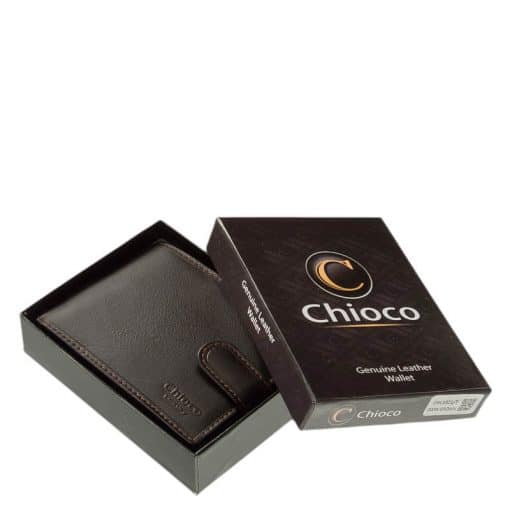 Minőségi marhabőrből gyártott, klasszikus kialakítású férfi bőr pénztárca elegáns fekete és barna színekben, a Chioco márkacsaládtól.