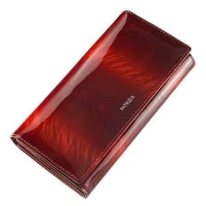 Nagy méretű PATRIZIA lakk bőr női pénztárca, mely elegáns piros színben és díszdobozos kivitelben érhető el áruházunkban.