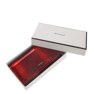 Nagy méretű PATRIZIA lakk bőr női pénztárca, mely elegáns piros színben és díszdobozos kivitelben érhető el áruházunkban.