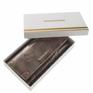 Nagy méretű GREGORIO lakk bőr női pénztárca, mely elegáns szürke színben és díszdobozos kivitelben érhető el áruházunkban.