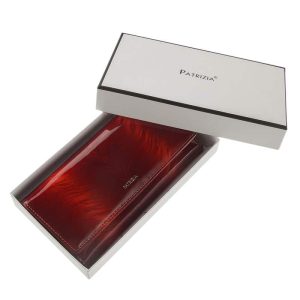 Nagy méretű PATRIZIA lakk bőr női pénztárca, mely elegáns piros színben és díszdobozos kivitelben érhető el áruházunkban.