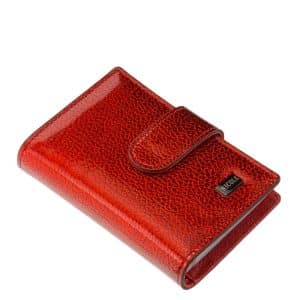 Minőségi fényes lakk bőr felhasználásával készült élénk piros női kártyatartó, melynek fedelén igényes, fém NICOLE márkajelzés látható.