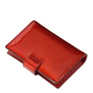 Minőségi fényes lakk bőr felhasználásával készült élénk piros női kártyatartó, melynek fedelén igényes, fém NICOLE márkajelzés látható.