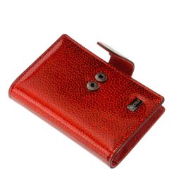 Minőségi fényes lakk bőr felhasználásával készült élénk piros női kártyatartó, melynek fedelén igényes, fém NICOLE márkajelzés látható.