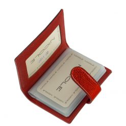 Minőségi fényes lakk bőr felhasználásával készült élénk piros női kártyatartó, melynek fedelén igényes, fém NICOLE márkajelzés látható.