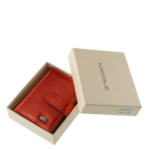 Minőségi fényes lakk bőr felhasználásával készült élénk piros női kártyatartó, melynek fedelén igényes, fém NICOLE márkajelzés látható.