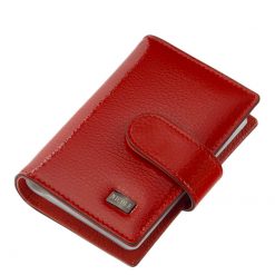 Minőségi fényes lakk bőr felhasználásával készült bordó piros női kártyatartó, melynek fedelén igényes, fém NICOLE márkajelzés látható.