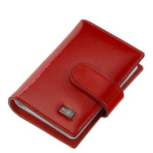 Minőségi fényes lakk bőr felhasználásával készült bordó piros női kártyatartó, melynek fedelén igényes, fém NICOLE márkajelzés látható.