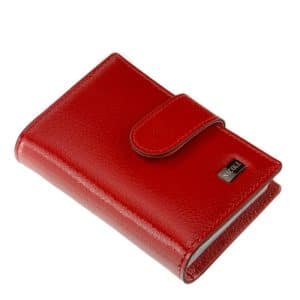 Minőségi fényes lakk bőr felhasználásával készült bordó piros női kártyatartó, melynek fedelén igényes, fém NICOLE márkajelzés látható.