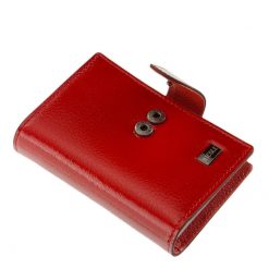 Minőségi fényes lakk bőr felhasználásával készült bordó piros női kártyatartó, melynek fedelén igényes, fém NICOLE márkajelzés látható.