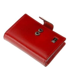 Minőségi fényes lakk bőr felhasználásával készült bordó piros női kártyatartó, melynek fedelén igényes, fém NICOLE márkajelzés látható.