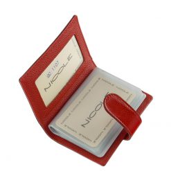 Minőségi fényes lakk bőr felhasználásával készült bordó piros női kártyatartó, melynek fedelén igényes, fém NICOLE márkajelzés látható.