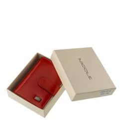 Minőségi fényes lakk bőr felhasználásával készült bordó piros női kártyatartó, melynek fedelén igényes, fém NICOLE márkajelzés látható.