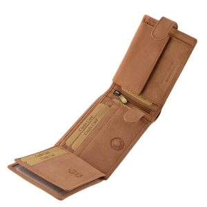 Sportos stílusú , divatos megjelenésű barna színű valódi bőr felhasználásával készült férfi pénztárca, igazán praktikus belső kialakítással.