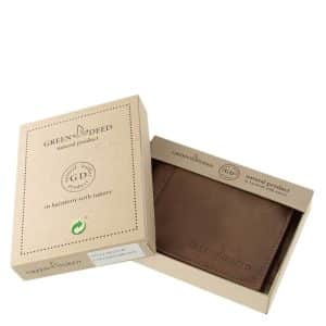 Puha tapintású, a valódi bőr klasszikus színével megegyező dísztűzéssel ellátott márkás férfi slim pénztárca praktikus belsővel.