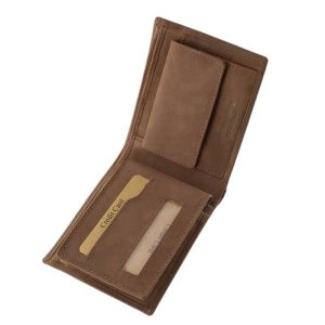 Puha tapintású, a valódi bőr klasszikus színével megegyező dísztűzéssel ellátott márkás férfi slim pénztárca praktikus belsővel.