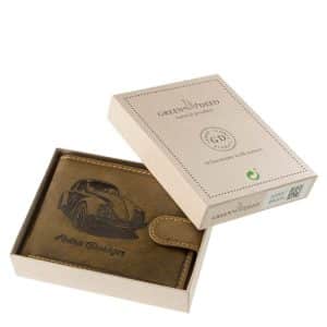 Minőségi barna színű bőr felhasználásával gyártott férfi pénztárca a GreenDeed márkától, melynek fedelén egy autós grafika látható.