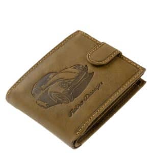 Minőségi barna színű bőr felhasználásával gyártott férfi pénztárca a GreenDeed márkától, melynek fedelén egy retro autós grafika látható.