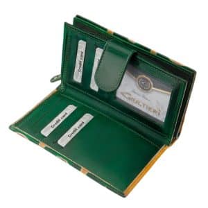 Minőségi bőr felhasználásával készült kézzel festett, mintás felületű női pénztárca, melynek valódi bőr külsejére dekoratív minta került.