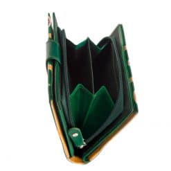 Minőségi bőr felhasználásával készült kézzel festett, mintás felületű női pénztárca, melynek valódi bőr külsejére dekoratív minta került.