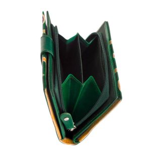 Minőségi bőr felhasználásával készült kézzel festett, mintás felületű női pénztárca, melynek valódi bőr külsejére dekoratív minta került.