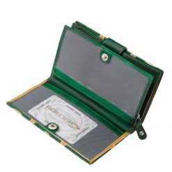 Minőségi bőr felhasználásával készült kézzel festett, mintás felületű női pénztárca, melynek valódi bőr külsejére dekoratív minta került.