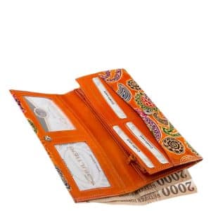 Igazi marha bőrből készült kézzel festett mintával ez a minőségi női pénztárca, melynek valódi bőr külsejére dekoratív mintás nyomat került.