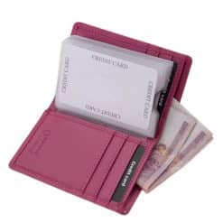 Álló kivitelű, puha nappa bőrből készült bőr kártyatartó LA SCALA márkás praktikus méretű termékünk. Nézze meg kínálatunkat!