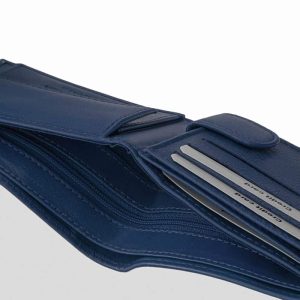 Kellemes tapintású, minőségi valódi bőr férfi pénztárca, sportos kialakítással és beépített RFID védelemmel, díszdobozos modellünk.