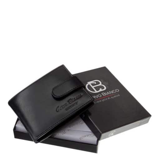 Díszdobozos elegáns kártyatartó modellünk, mely minőségi valódi bőr alapanyagból készült stílusos fekete külsővel, fekvő kivitelben.