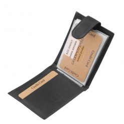 Fekvő kialakítású, puha tapintású elegáns bőr kártyatartó díszdobozban, amelyet egy dupla patentos átkapcsoló pánttal lehet lezárni.