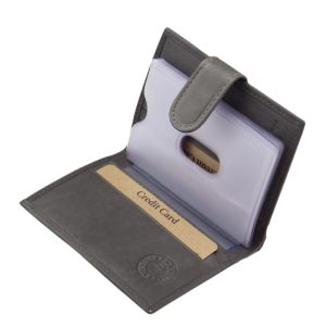 Kis méretű, álló kivitelben készült, kellemes, puha tapintású bőr kártyatartó, mely egyedi GreenDeed díszdobozba csomagolt elegáns modellünk